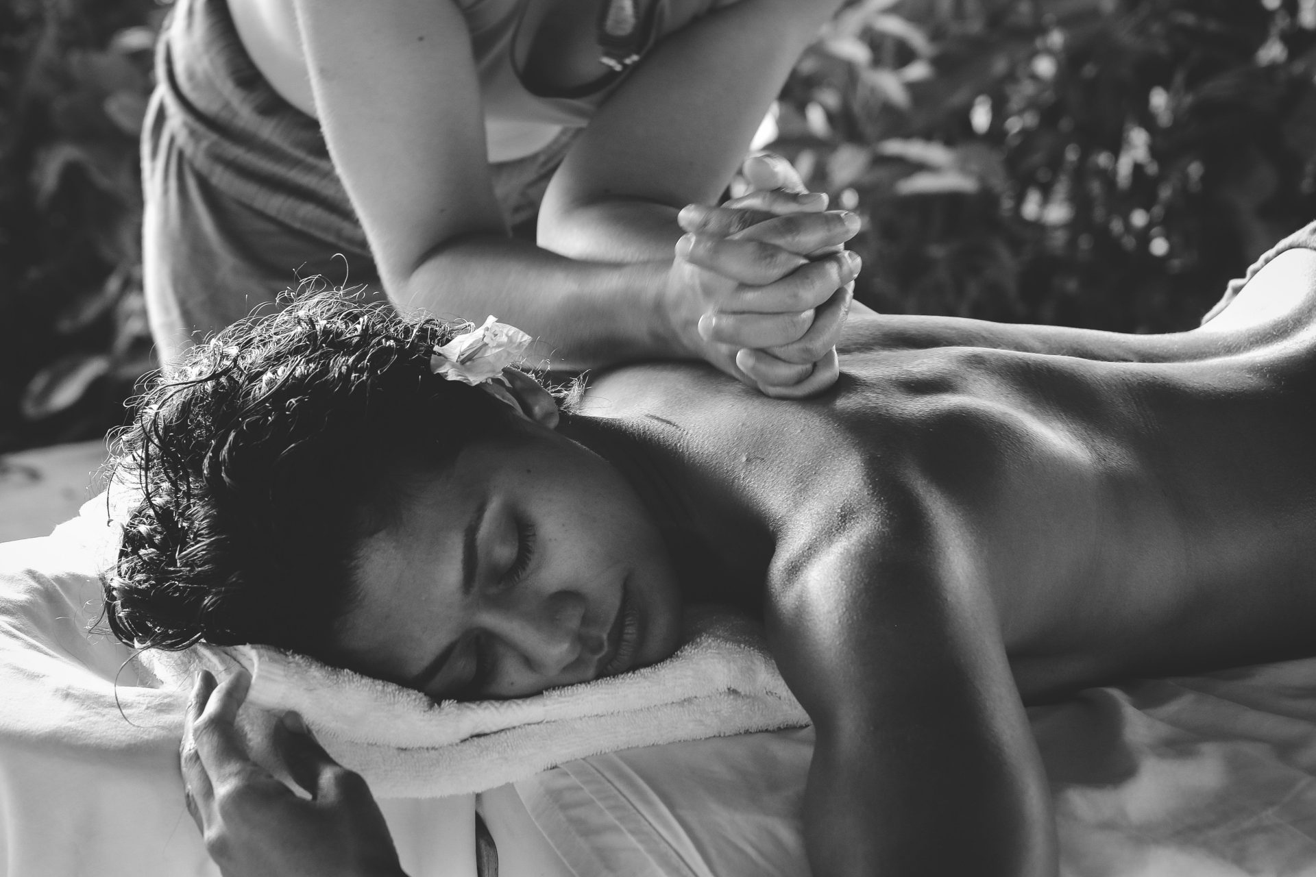 Photo en noir et blanc d'une femme serrant un bébé dans ses bras
